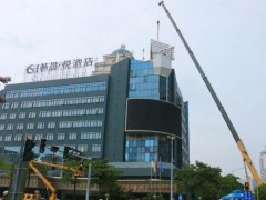 潮州開展大型戶外廣告設施專項整治，9月至今已拆除20多處